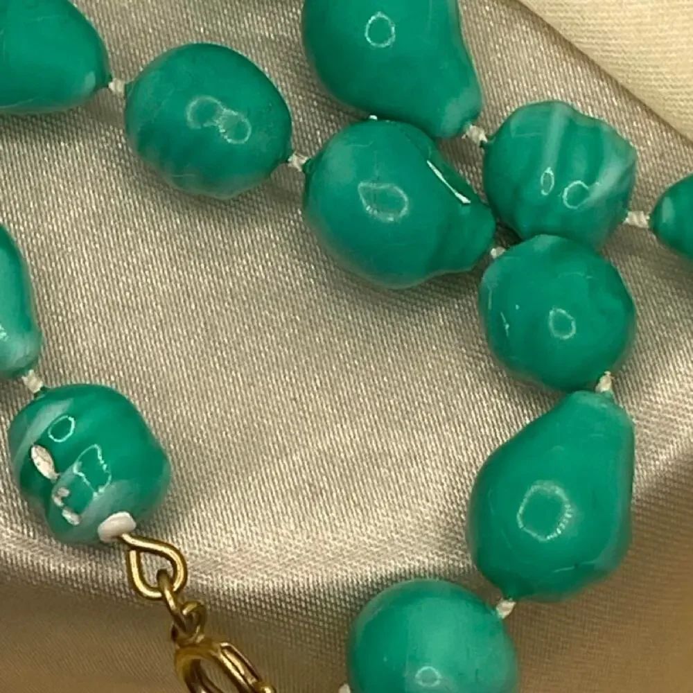 Vintage Lucite Turquoise Green Bead Lightweight Swirled Teardrop Beaded Necklace